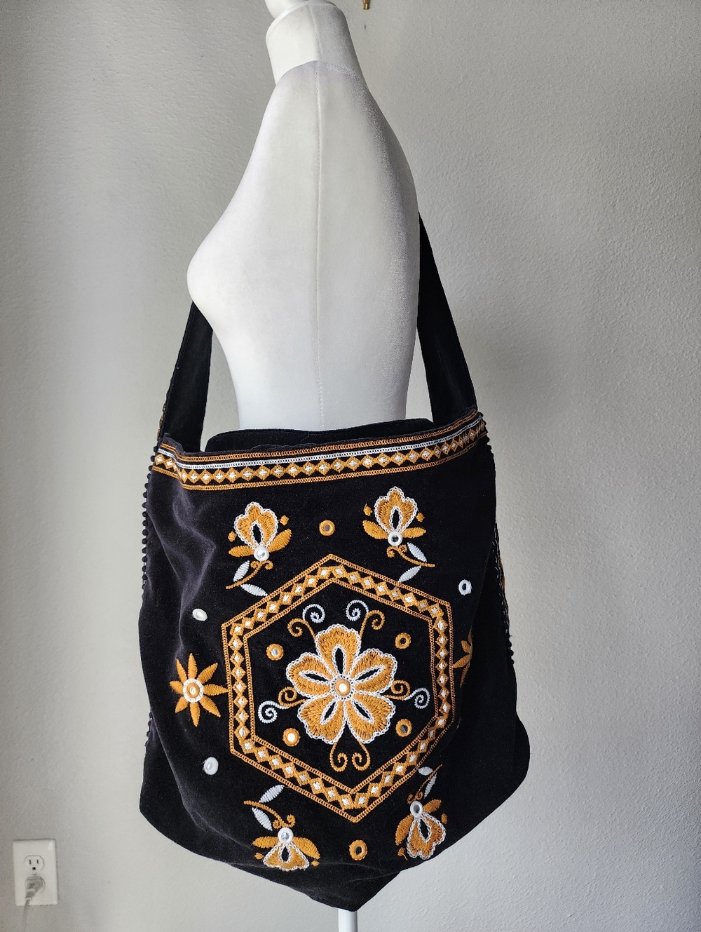 Free People RARE Vic Velvet Embroidered Slouchy Boho Bag In Moody Midnight - Picture 5 of 16